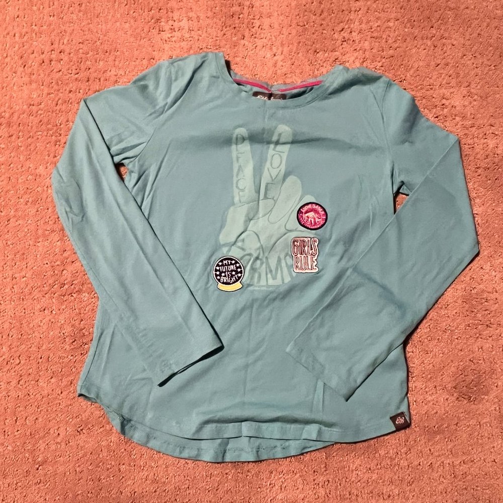 Adorable hand peace sign shirt, size 14 kids